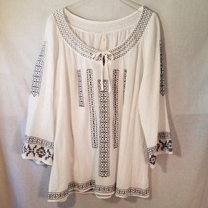 Michael Farrell Women's Large Boho Top White w/blue embroidery Light airy